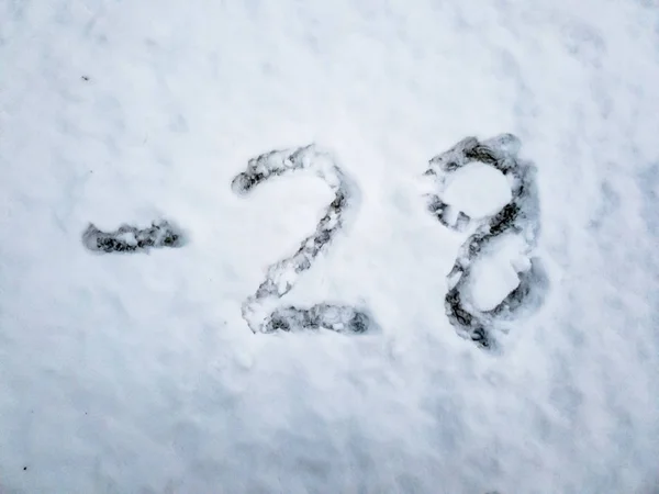 Temperatura de -28 escrito na neve recém-caída — Fotografia de Stock