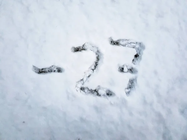 Temperatur von -27 im frisch gefallenen Schnee — Stockfoto