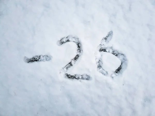 Temperatura de -26 escrito na neve recém-caída — Fotografia de Stock