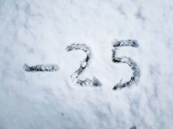 Temperatura de -25 escrito na neve recém-caída — Fotografia de Stock