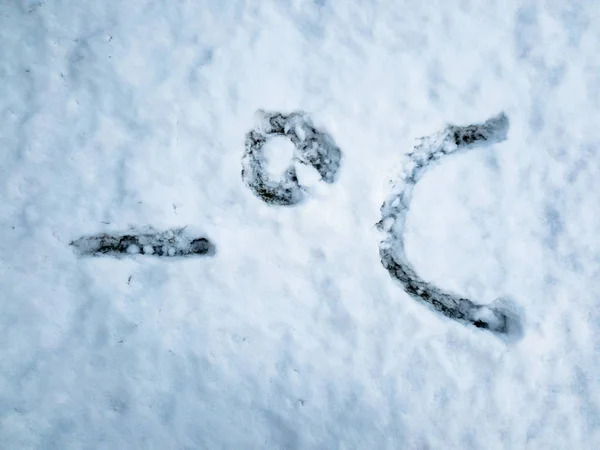 Grad Celsius in den frisch gefallenen Schnee geschrieben — Stockfoto