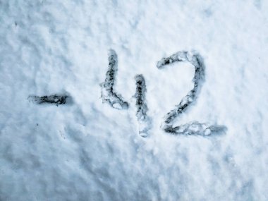 Kar içinde yazılı-42 sıcaklığını