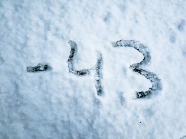 Kar içinde yazılı-43 sıcaklığını