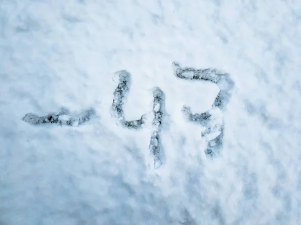 Temperatura de -47 escrito na neve recém-caída — Fotografia de Stock