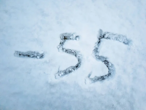 Температура -55 записана в свежем снегу — стоковое фото