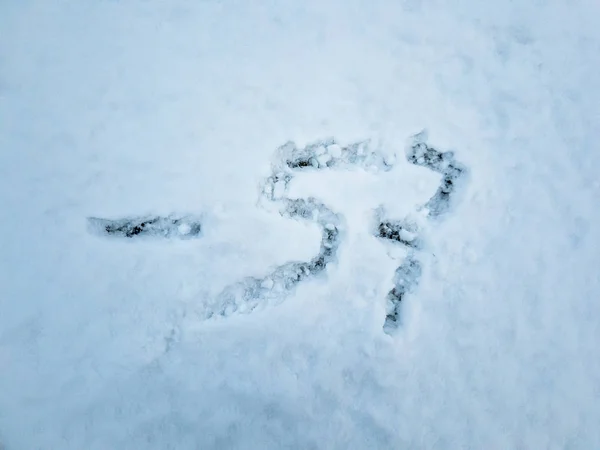 Temperatur på -57 skrivet i nyfallen snö — Stockfoto
