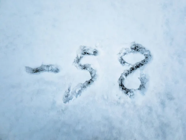 Temperatur -58 skriven i nyfallen snö — Stockfoto