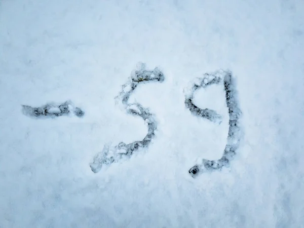 Temperatur på -59 skriven i nyfallen snö — Stockfoto