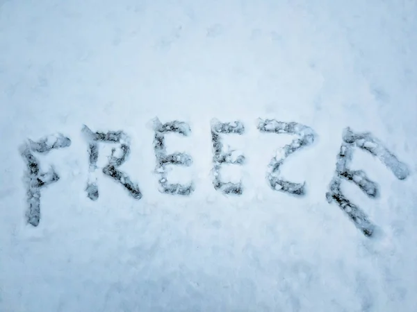 FREEZE escrito na neve recém-caída — Fotografia de Stock