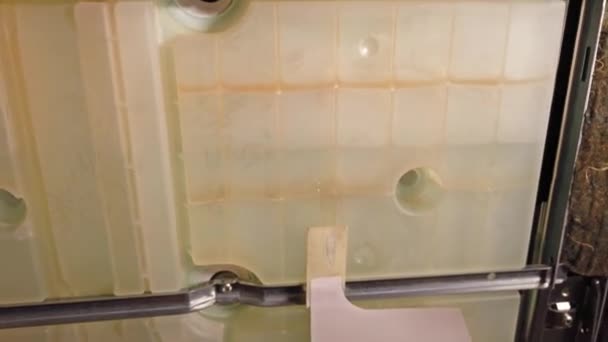 Vue intérieure d'un lave-vaisselle calcifié — Video