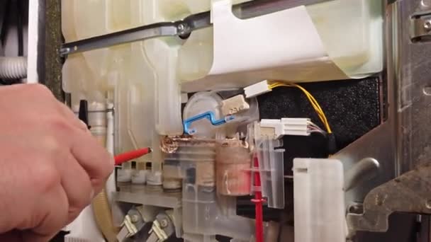 Ingenjören reparera tvättmaskin förkalkade maträtt — Stockvideo