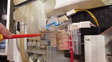 Mühendis kalsifiye bulaşık çamaşır makinesi tamir