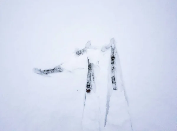 Temperatuur van -11 geschreven in de vers gevallen sneeuw — Stockfoto