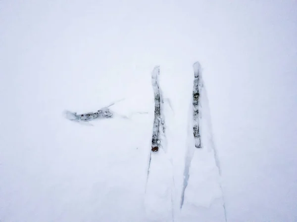 Temperatuur van -11 geschreven in de vers gevallen sneeuw — Stockfoto