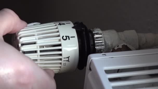 Tekniker reparera värme termostat tång — Stockvideo