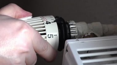 Isıtma termostatı kullanarak ayarlayarak azaltmak maliyet kavramı
