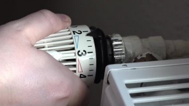 Isıtma termostatı kullanarak ayarlayarak azaltmak maliyet kavramı