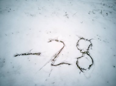 Kar içinde yazılı -28 sıcaklığını