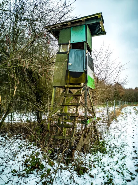 Deerstand med fält och skog i Tyskland på vintern — Stockfoto