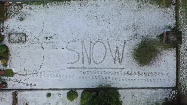 Vliegen boven de sneeuw van de woord geschreven in de sneeuw — Stockvideo