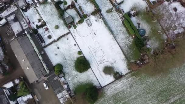 Літає над словом "сніг", написаним у снігу — стокове відео