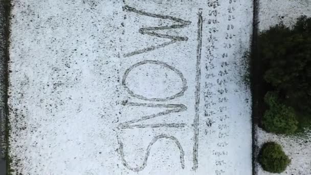 在雪写的字上面飞来飞去 — 图库视频影像