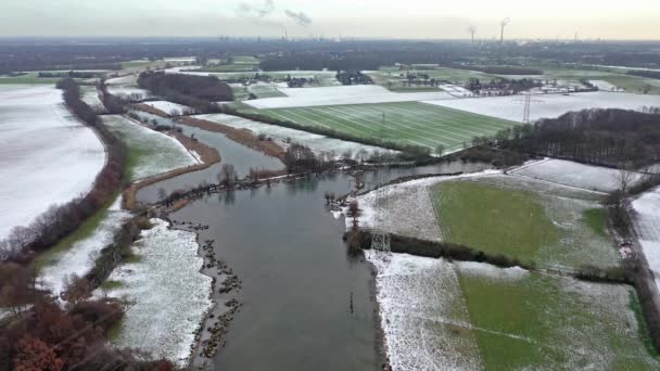 Schwafheimer moře je CHKO v Moers v hřbetu bývalého povodní řeky Rýn v Německu - letecký pohled s komíny města Duisburg v pozadí — Stock video