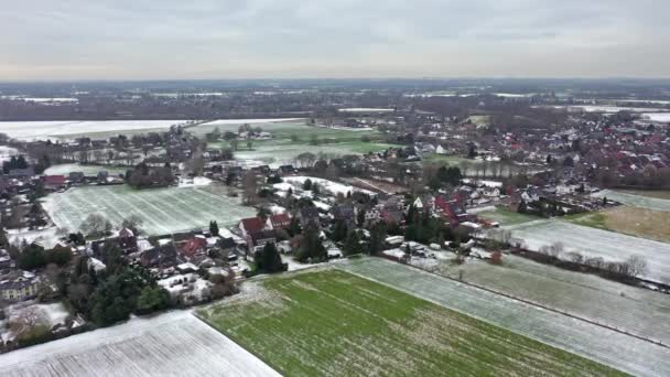 冬季は、ドイツのメールスで Holderberg 村の空中ショット — ストック動画