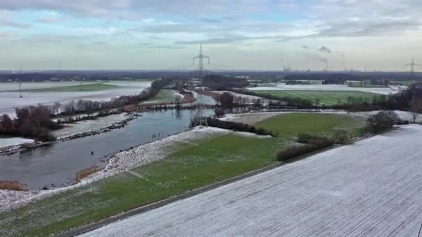 Schwafheimer havet är ett naturskyddsområde i Moers i en tidigare översvämning rännstenen av floden Rhen i Tyskland - flygfoto med skorstenar av Duisburg city i bakgrunden — Stockvideo