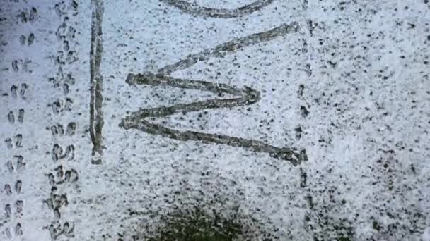 Летая над словом снег, написанный снегом — стоковое видео