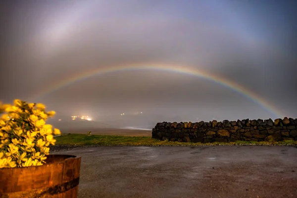 Sehr seltener Mondbogen in der Nacht über der Staffin Bay - Insel Skye, Schottland — Stockfoto