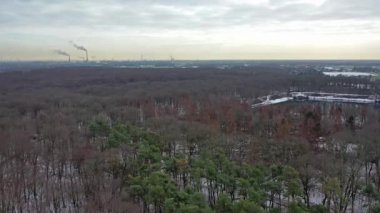 Hava kış orman manzaralı Duisburg şehir bacaları ile endüstriyel arka plan BM arka plan - Almanya