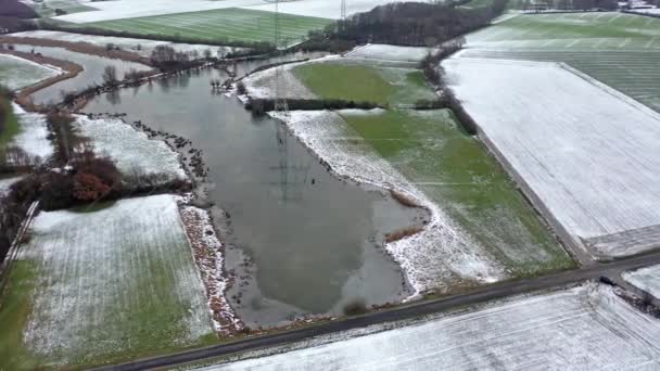 Schwafheimer havet är ett naturskyddsområde i Moers i en tidigare översvämning rännstenen av floden Rhen i Tyskland - flygfoto med skorstenar av Duisburg city i bakgrunden — Stockvideo