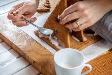Bir tatlı zencefil ekmek ev inşa ailesi