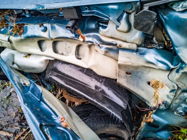 Kırık ön cam, arabayla toplam kaybı aks kırık ve polis bariyer bandı