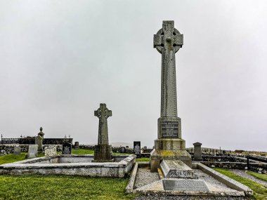 Kırık ön cam, arabayla toplam kaybı aks kırık ve polis bariyer bandı
