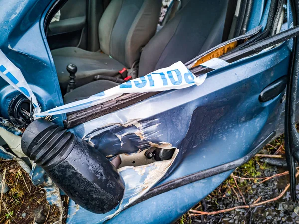 Celková ztráta auto s rozbité sklo, náprava zlomeninu a policejní bariéry band — Stock fotografie