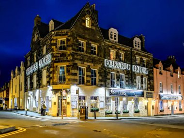 Portree, Isle Of Skye, İskoçya - 25 Ekim 2019: Gece boyunca Portree ana cadde aydın