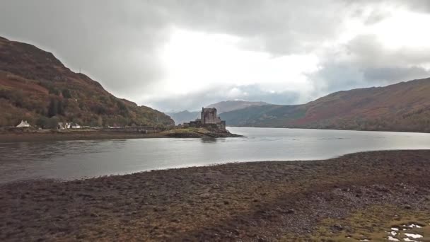 Luftaufnahme des historischen eilean donan castle von dornie, Schottland — Stockvideo