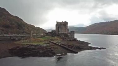 Tarihi Eilean Donan Kalesi Dornie, İskoçya tarafından havadan görünümü.