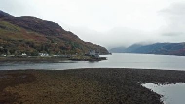 Tarihi Eilean Donan Kalesi Dornie, İskoçya tarafından havadan görünümü