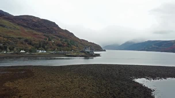 Widok z lotu ptaka z zabytkowym Eilean Donan Castle przez Dornie, Szkocja — Wideo stockowe