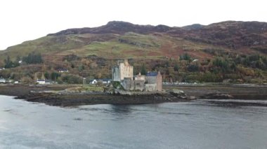 Tarihi Eilean Donan Kalesi Dornie, İskoçya tarafından havadan görünümü