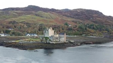 Tarihi Eilean Donan Kalesi Dornie, İskoçya tarafından havadan görünümü