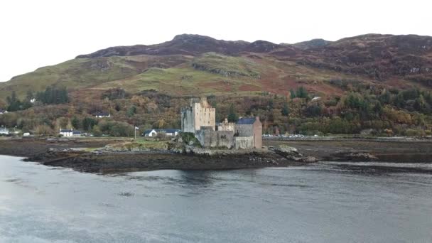 Vista aérea do histórico Castelo Eilean Donan por Dornie, Escócia — Vídeo de Stock