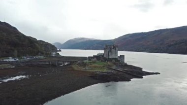 Tarihi Eilean Donan Kalesi Dornie, İskoçya tarafından havadan görünümü