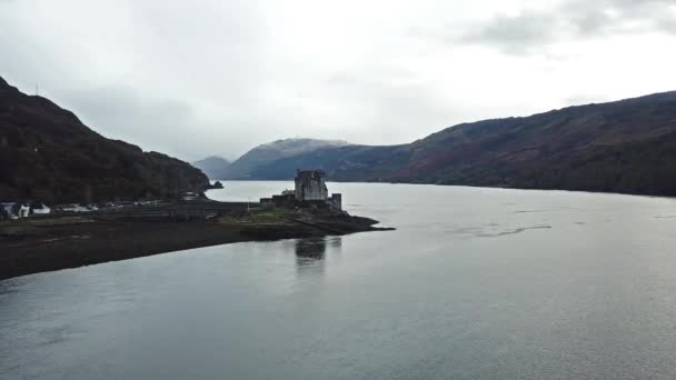 Letecký pohled na historické Eilean Donan Castle ve Skotsku Dornie — Stock video