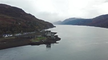 Tarihi Eilean Donan Kalesi Dornie, İskoçya tarafından havadan görünümü
