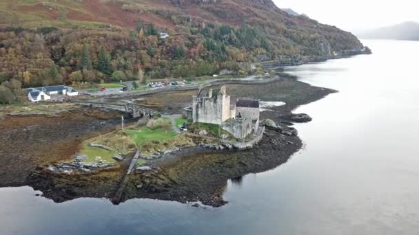 Luchtfoto van de historische Eilean Donan Castle door Dornie, Schotland — Stockvideo