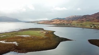 Ardelve tarihi Eilean Donan Kalesi yağmurda, İskoçya yakın havadan görünümü